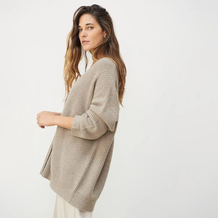 Women's oversized cocoon cardigan: Cozy knitwear, perfect layering for fall & winter.