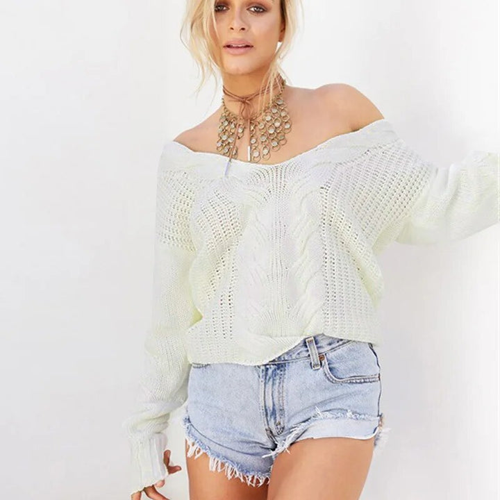 Ultra-cozy women's oversized knit sweater, long sleeve. Ideal for relaxed everyday wear & stylish comfort.