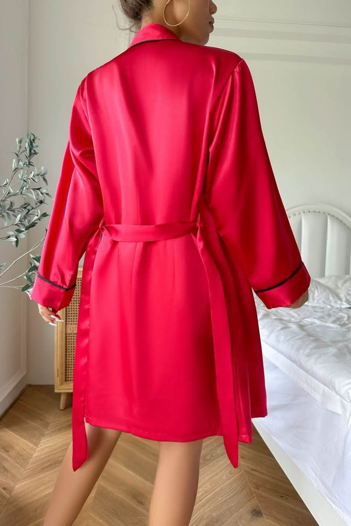 Stylish women's lounge wear, a cozy two-piece pajama set. Ideal for sleep or relaxing at home.