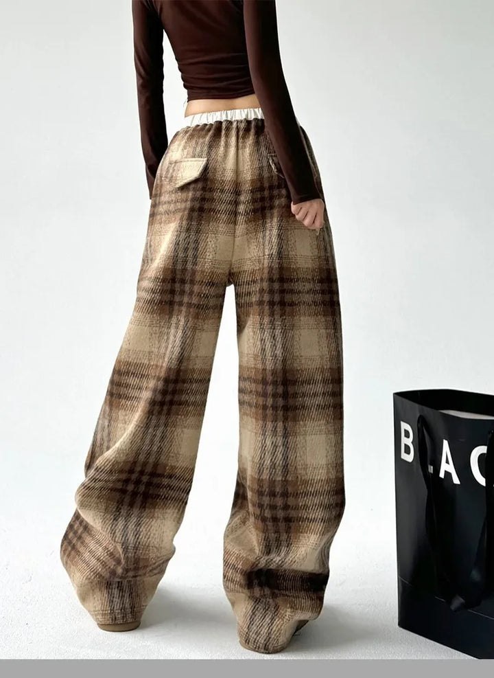 Women's cozy plaid lounge trousers, wide-leg for relaxed comfort. Perfect everyday casual wear.