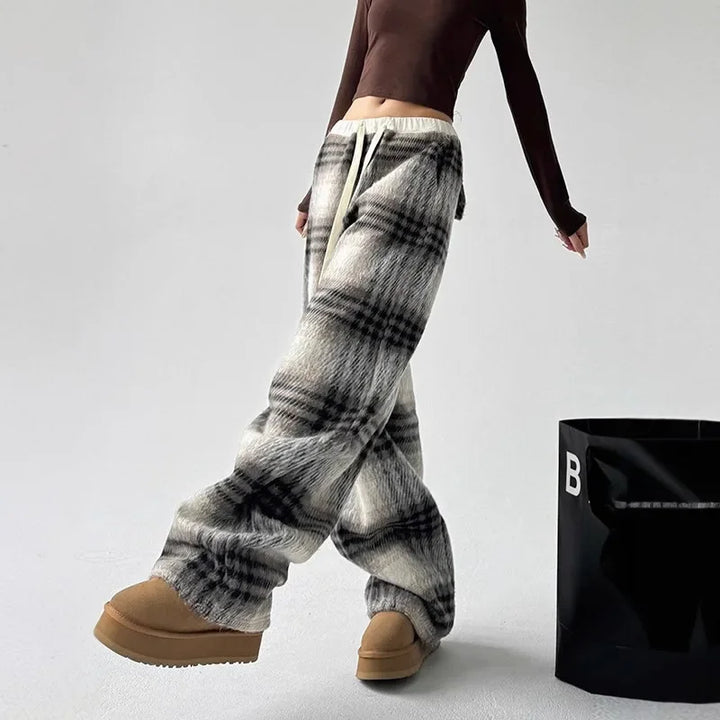 Fashionable women's plaid wide-leg trousers, relaxed and cozy, ideal for casual everyday wear.