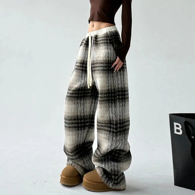 Cozy women's plaid wide-leg lounge trousers, relaxed fit for everyday comfort and casual fashion.