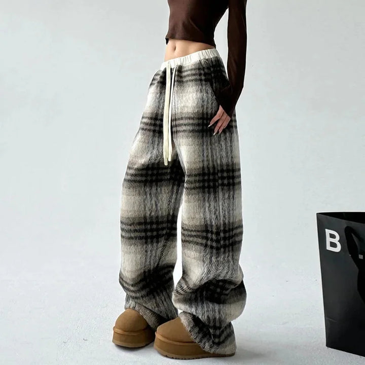 Cozy women's plaid wide-leg lounge trousers, relaxed fit for everyday comfort and casual fashion.
