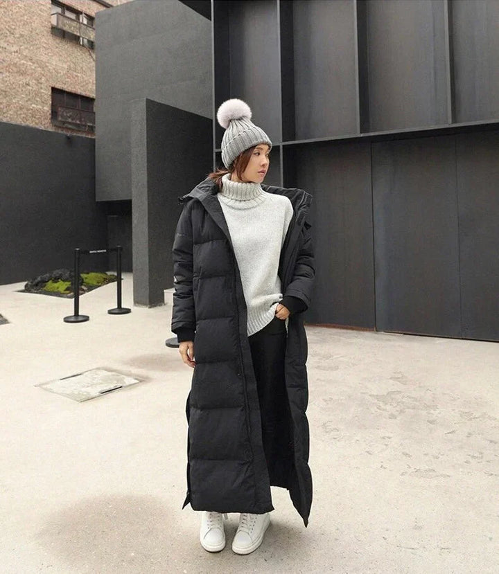 Elegant women's hooded quilted winter coat, providing warmth and chic style for cold days. Everyday comfort.