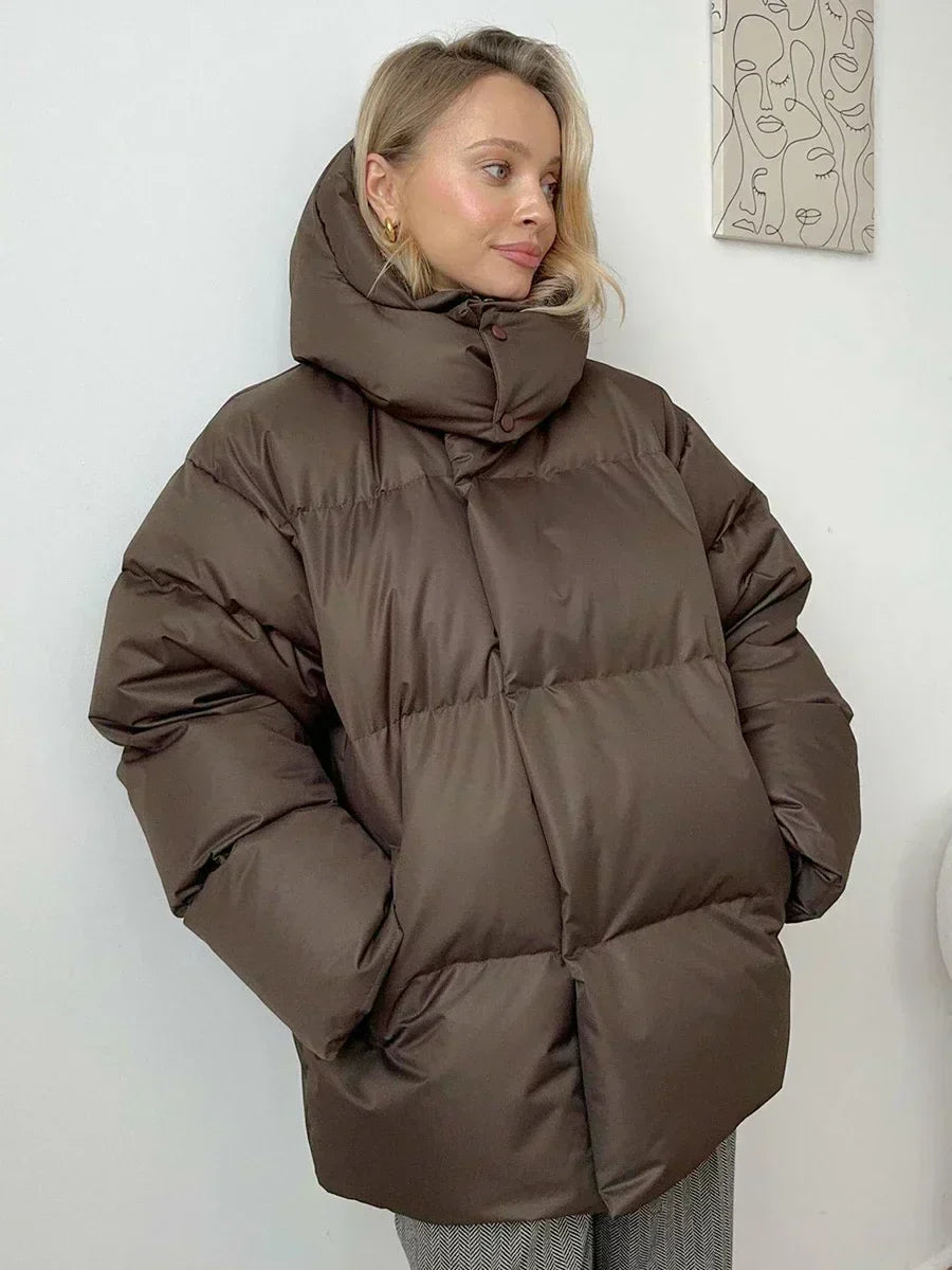 Warm women's oversized quilted winter coat. Ideal for cold weather, a stylish and cozy autumn/winter jacket.