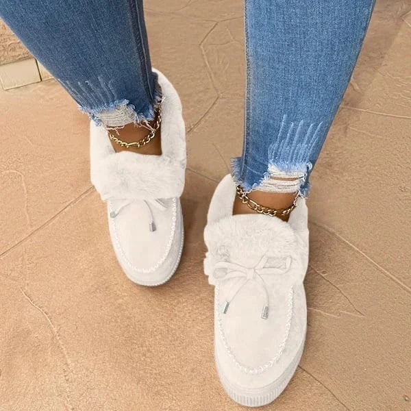 Plush-lined women's slip-on cotton shoes, cozy and comfortable everyday round-toe winter footwear.