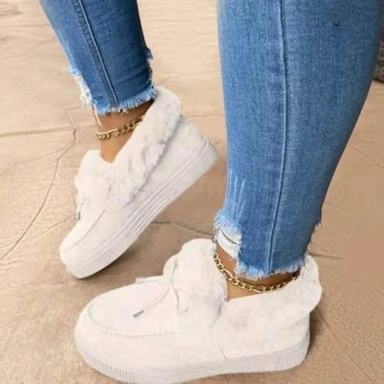 Casual round-toe women's slip-on shoes with plush lining, ideal warm and cozy winter footwear.