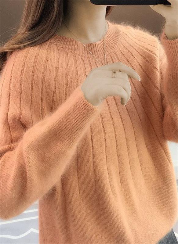 Women's cozy textured knit pullover with a crew neck, perfect for comfort and style.