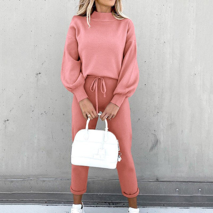 Zoë women's cozy jogging suit, two-piece, perfect for relaxing or casual autumn days.
