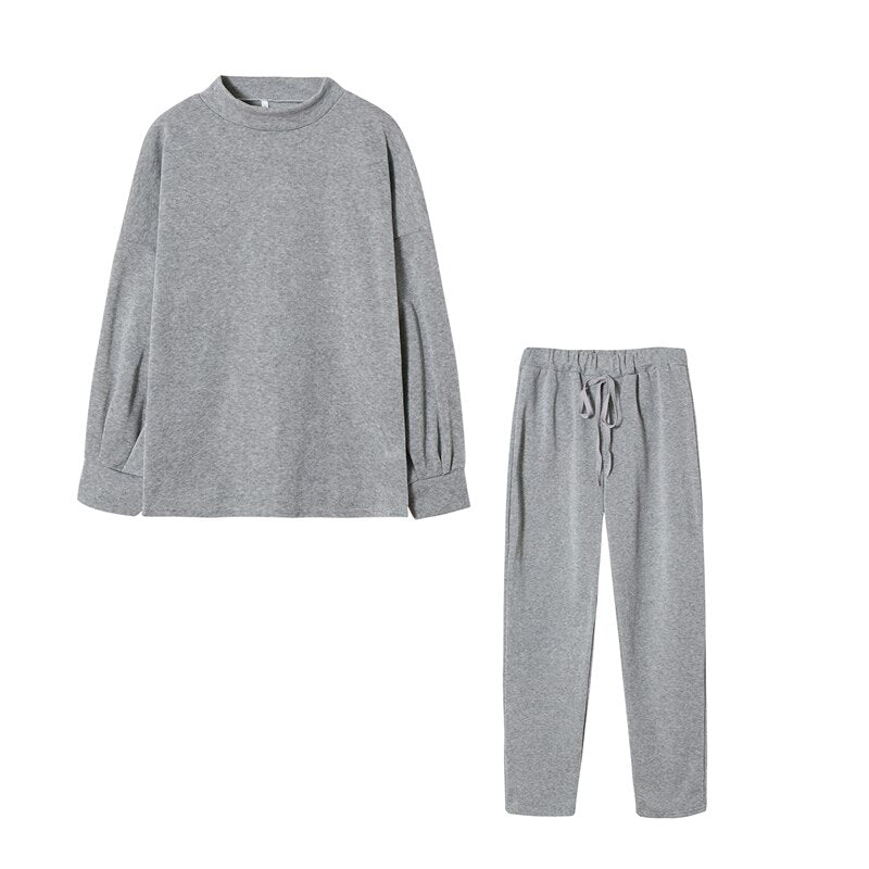 Women's two-piece activewear set, comfortable and stylish for casual use & relaxation.