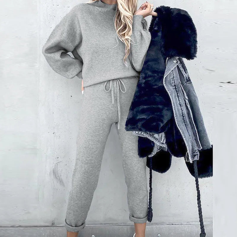 Relaxed fit women's jogging set with high collar, ideal for autumn/winter casual wear.