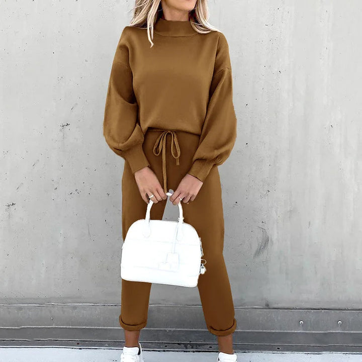 Stylish women's athleisure tracksuit, two-piece for comfortable lounging & everyday use.