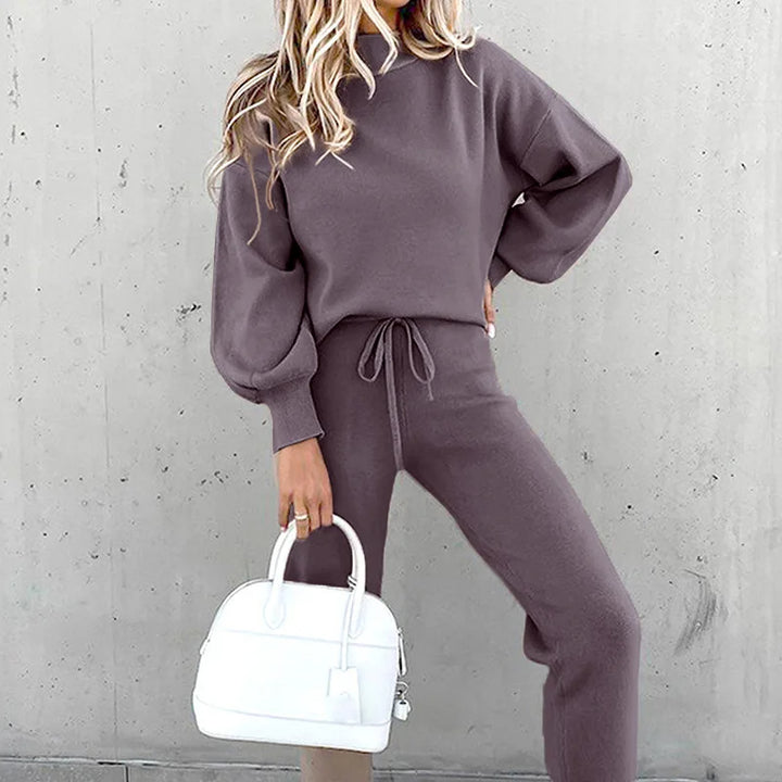 Comfortable women's two-piece set, perfect for cozy winter days or a relaxed fit style.