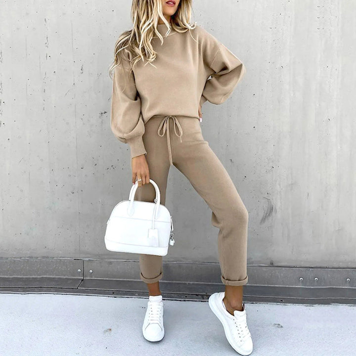 Soft women's loungewear set, two-piece tracksuit for ultimate comfort & casual style.