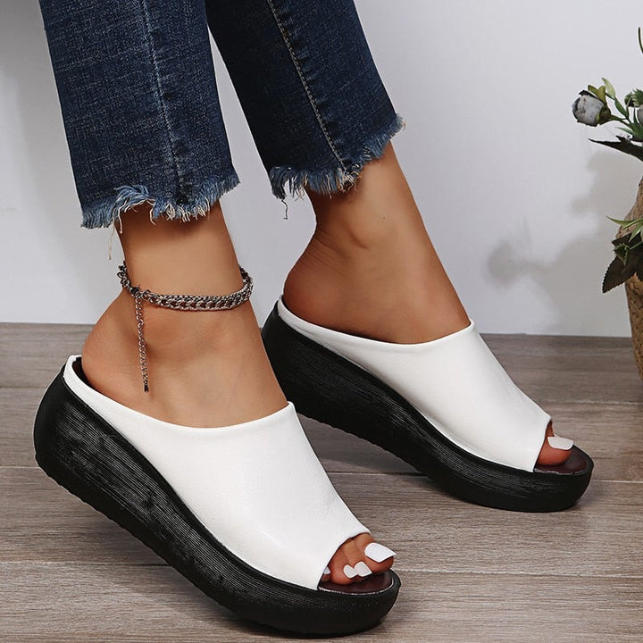 Stylish women's summer sandals with buckles & soft cushioning, ideal for casual everyday wear.