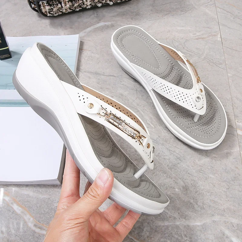 Women's cushioned flip flop sandals, perfect for casual summer wear & beach outings. Comfortable slip-on daily footwear.