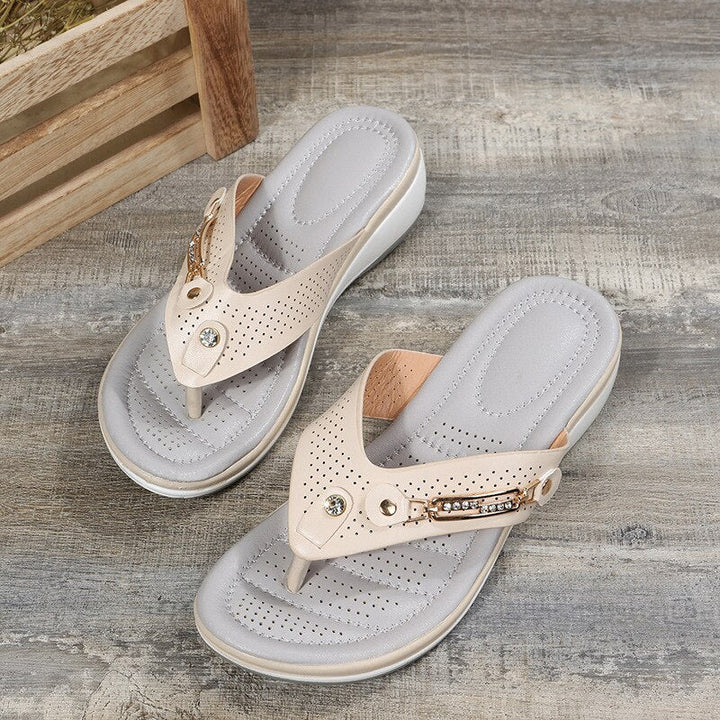 Stylish women's flip flop sandals with a chic decorative strap & cushioned sole for ultimate summer comfort & beachwear.