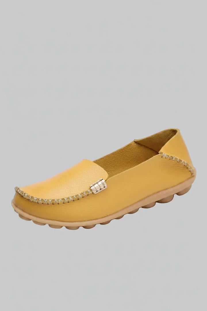 Essential women's cushioned round toe flat shoes, designed for effortless style and all-day walking.