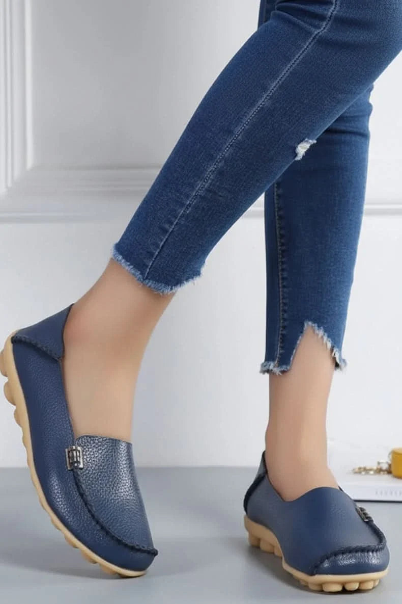 Stylish women's round toe flats, cushioned for ultimate comfort in a classic design.