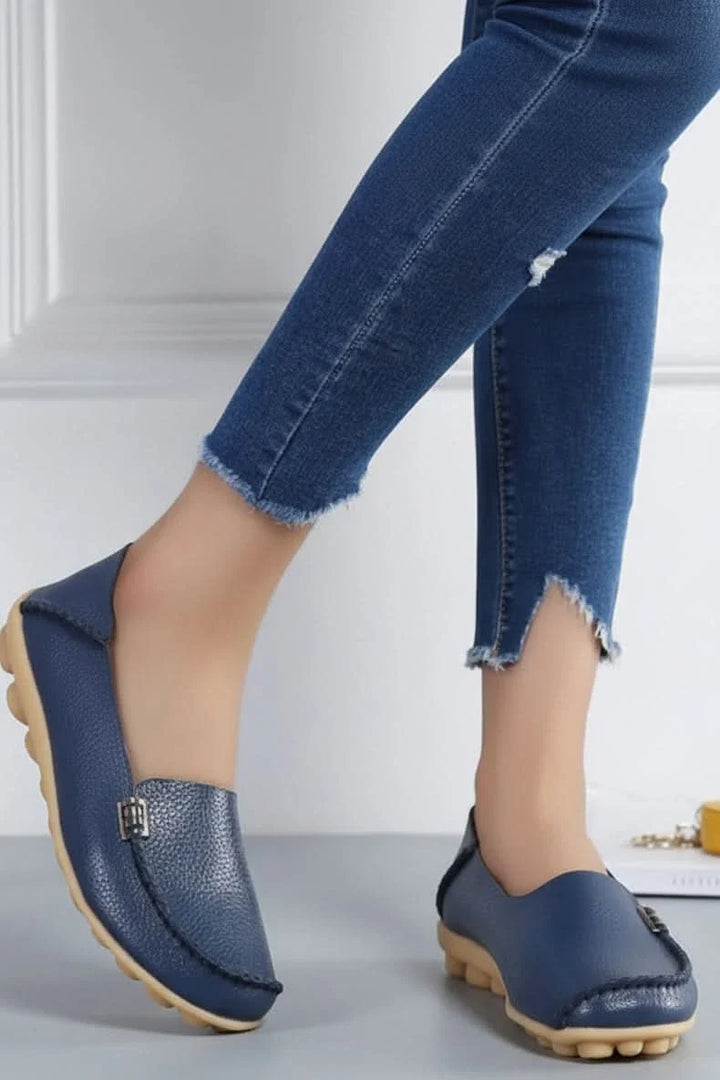 Stylish women's round toe flats, cushioned for ultimate comfort in a classic design.