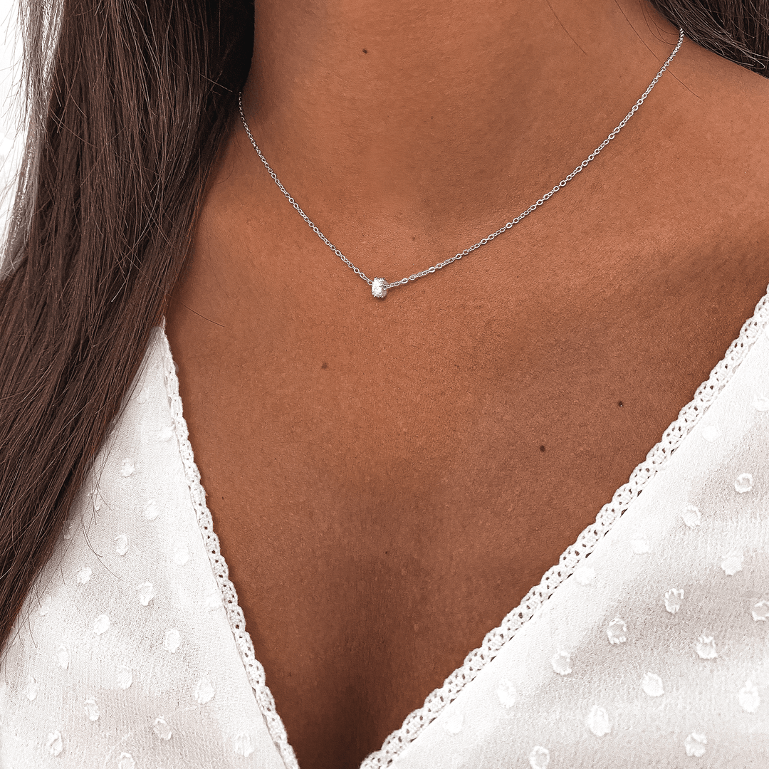 Women's dazzling gold-plated sterling silver circle necklace with sparkling zirconia pendant, adjustable.