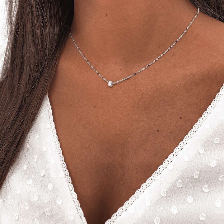 Women's dazzling gold-plated sterling silver circle necklace with sparkling zirconia pendant, adjustable.