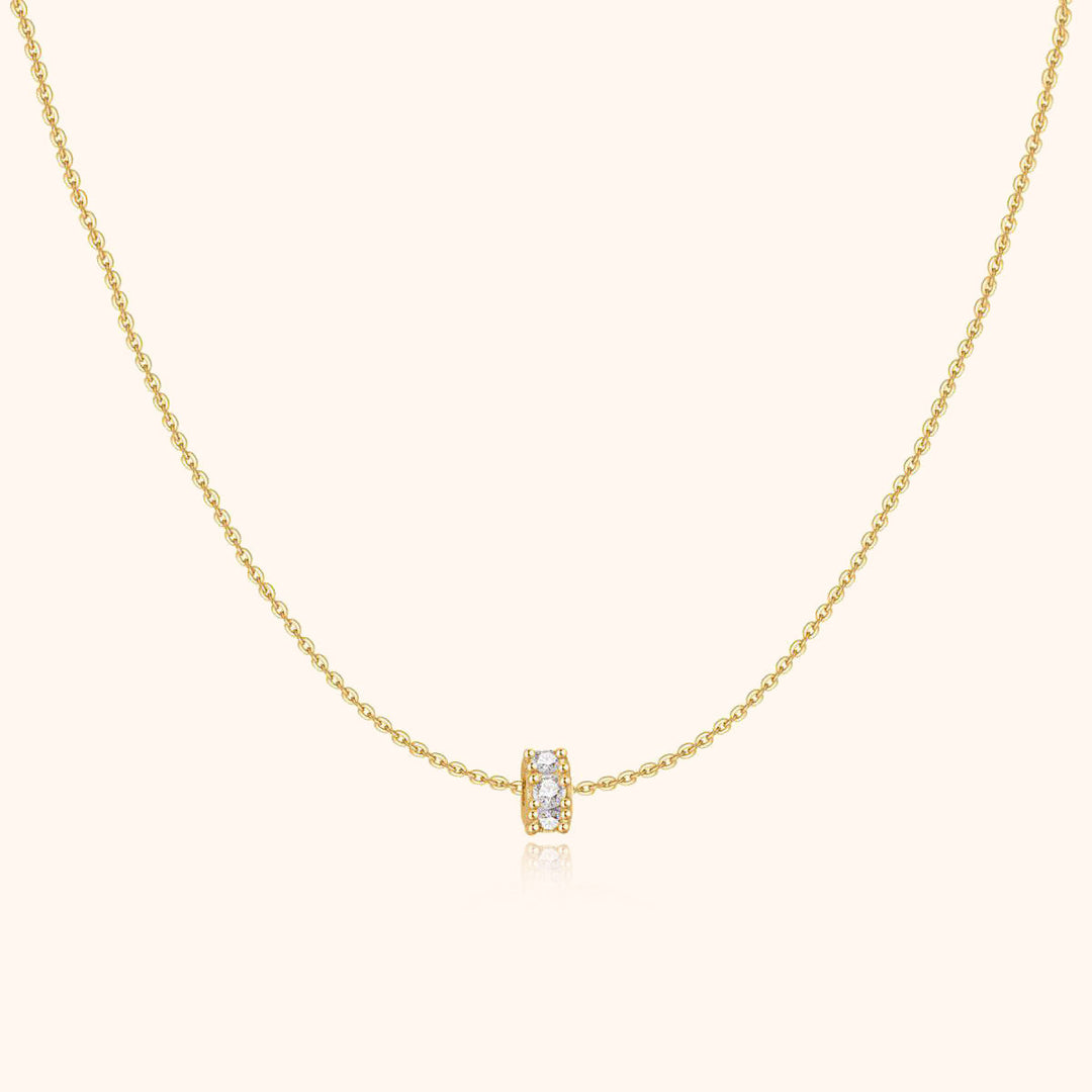 Close-up of a women's dazzling circle necklace in gold-plated sterling silver with brilliant zirconia.
