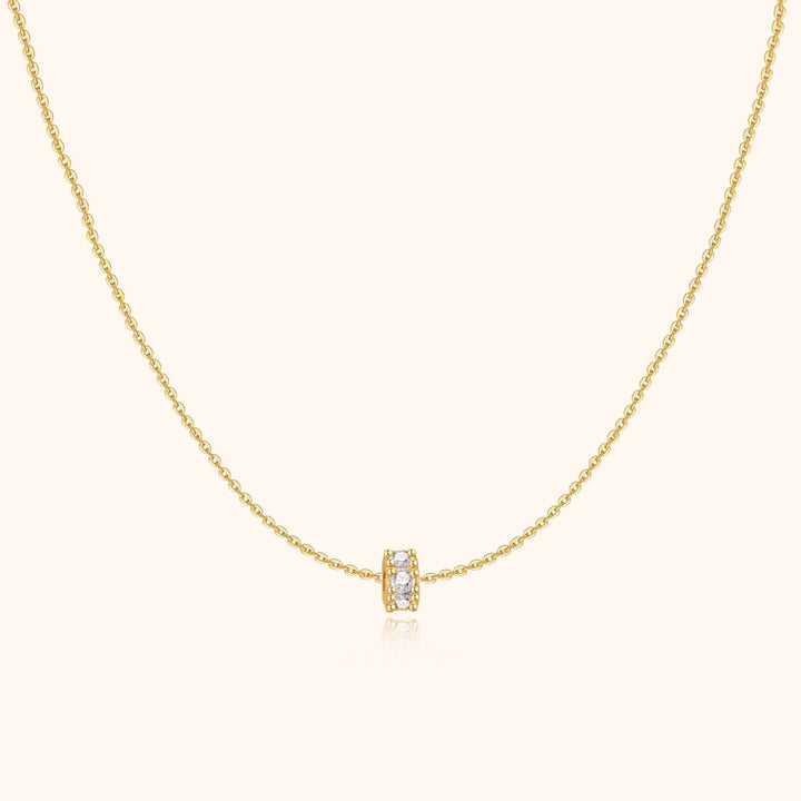 Close-up of a women's dazzling circle necklace in gold-plated sterling silver with brilliant zirconia.