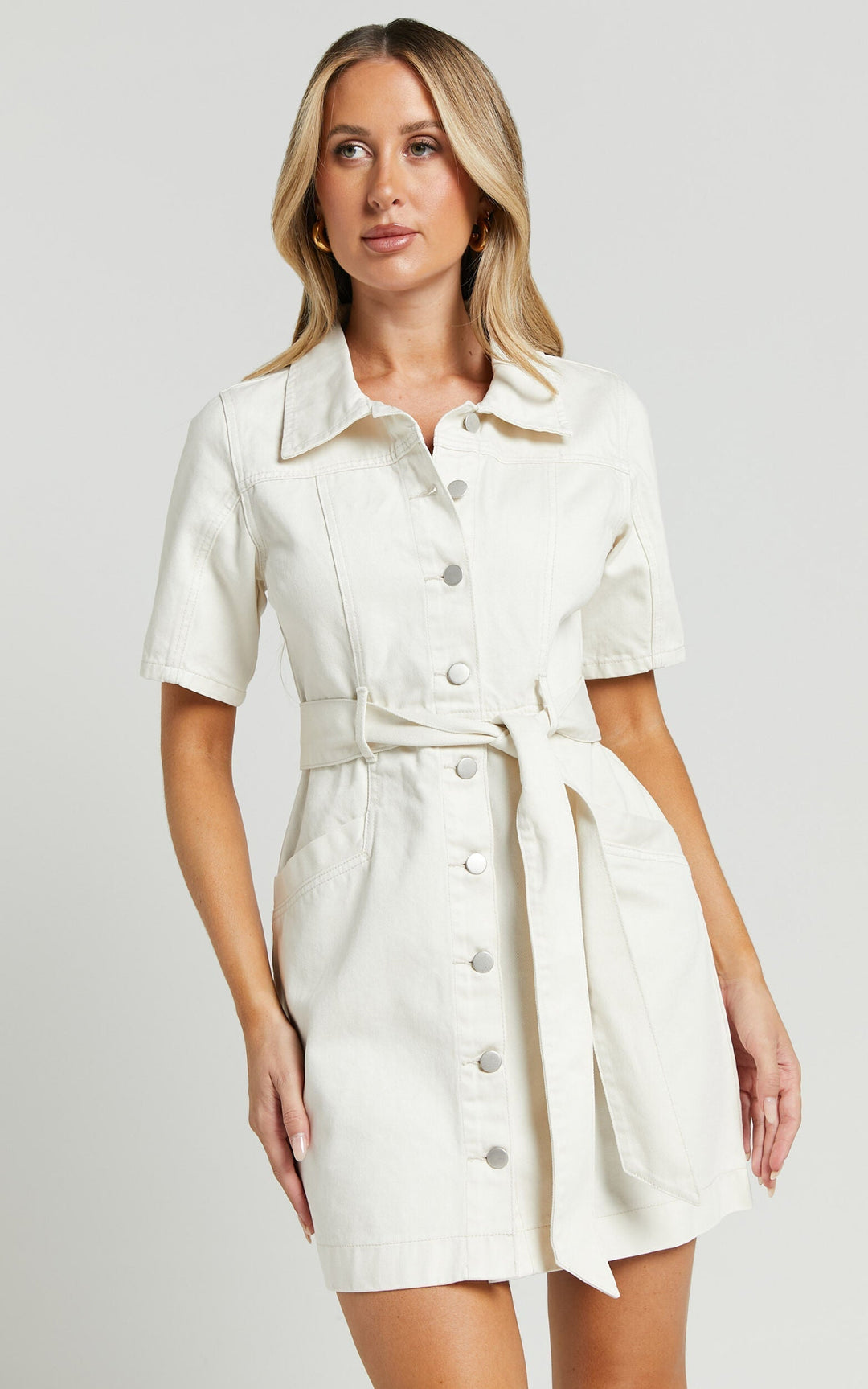 Trendy women's denim button-down mini dress, ideal for fall wardrobe. Casual yet stylish autumn fashion.