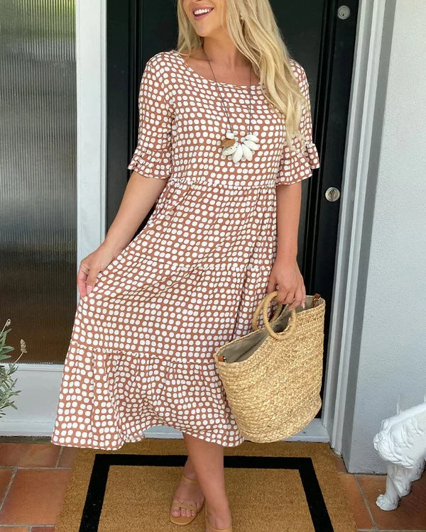 Comfortable women's dotted midi dress. Relaxed fit with short sleeves, ideal for casual and elegant looks.