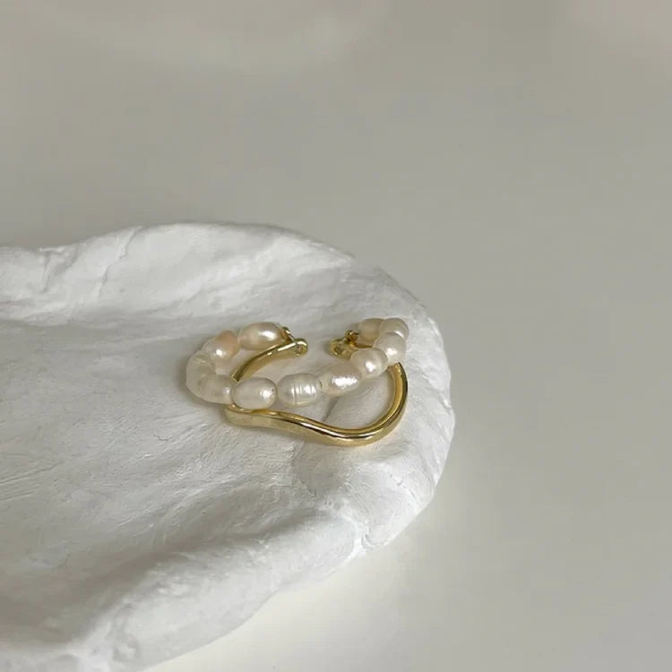 Chic gold statement ring for women, with a modern double-layer design and a beautiful freshwater pearl.