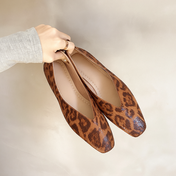 Comfortable women's leopard print ballet flats, versatile slip-on shoes for casual and everyday wear.