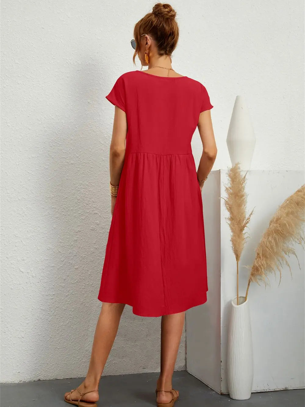 Effortless women's casual pocket dress, relaxed fit for breathable and stylish summer comfort.
