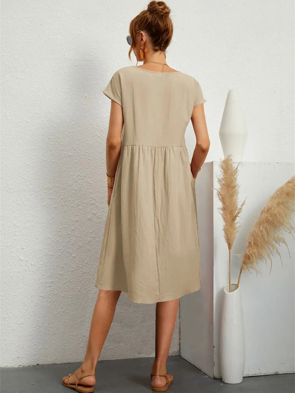 Stylish women's casual knee-length dress with practical pockets, perfect for summer.