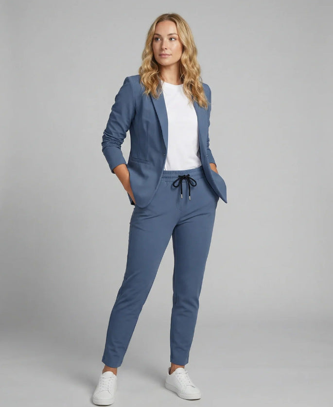 Fashionable matching set: women's two-piece suit with a modern blazer & stylish pants for versatile fashion.