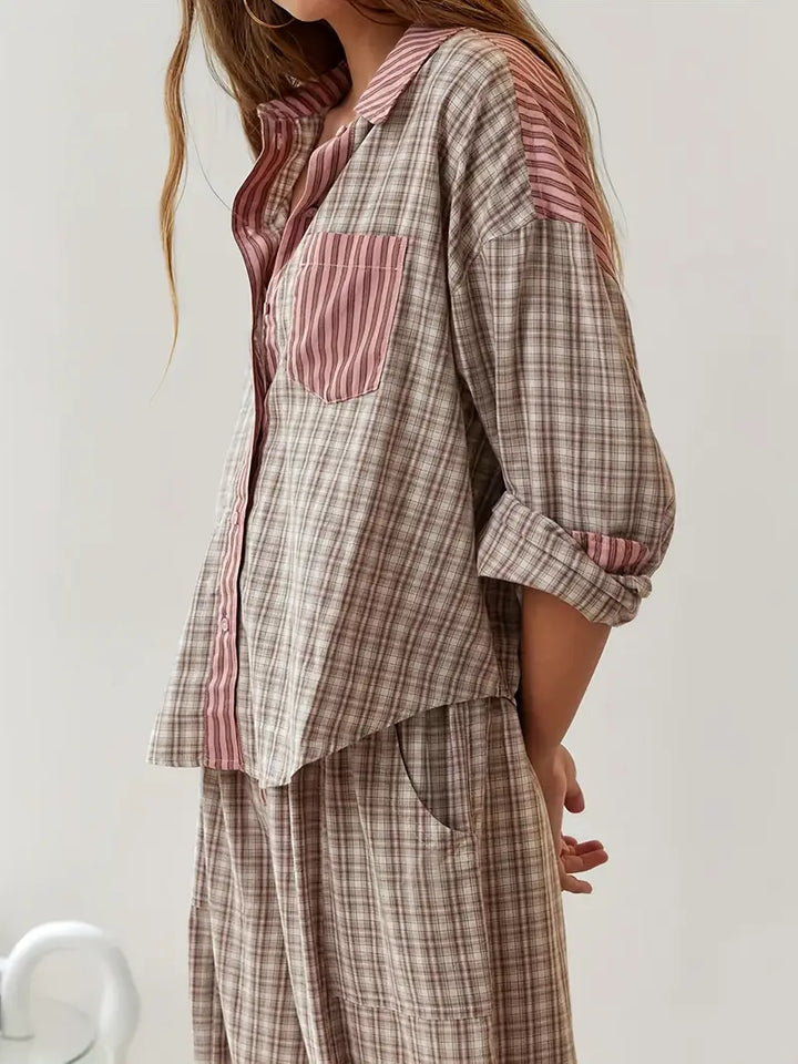Women's effortless striped lounge set, two-piece, for relaxed comfort & style.