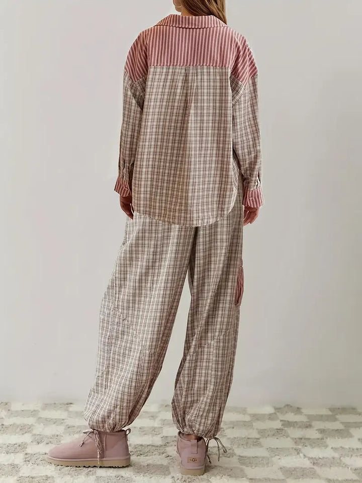 Soft, striped women's lounge set, featuring a relaxed fit for ultimate comfort and casual chic.