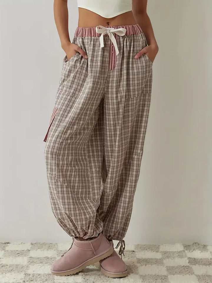 Effortless striped women's lounge set, combining comfort with relaxed, stylish spring fashion.