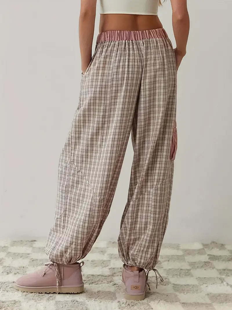 Relaxed fit women's striped lounge set, ideal for comfortable lounging & stylish casual outfits.
