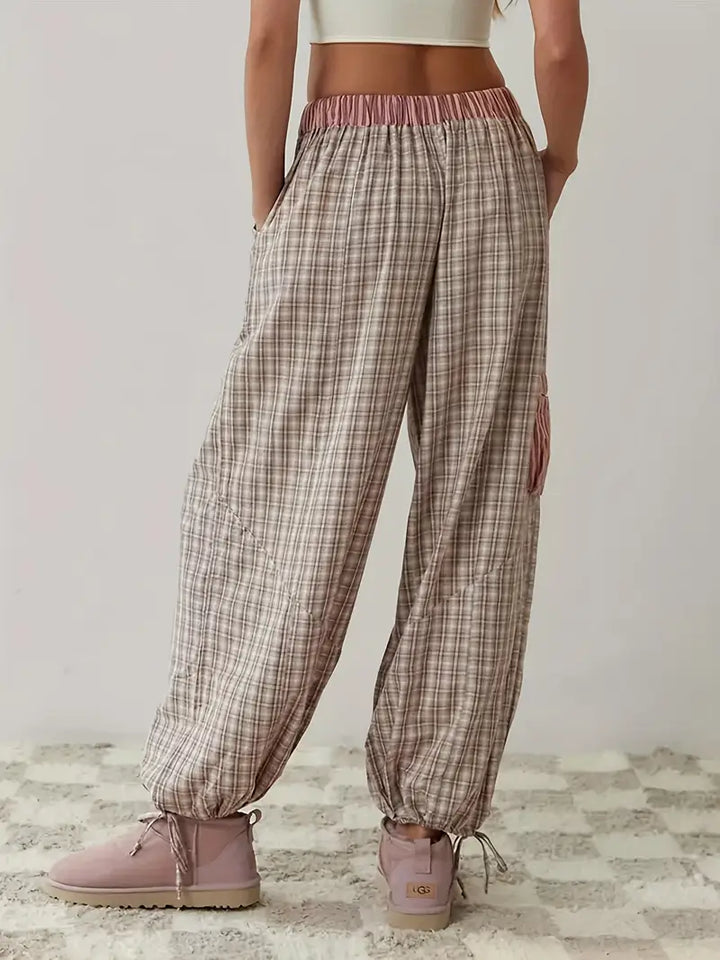 Relaxed fit women's striped lounge set, ideal for comfortable lounging & stylish casual outfits.