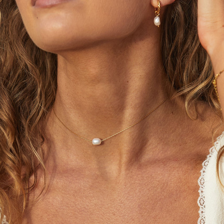 Women's elegant baroque pearl choker necklace, perfect for fashion and luxury jewelry.