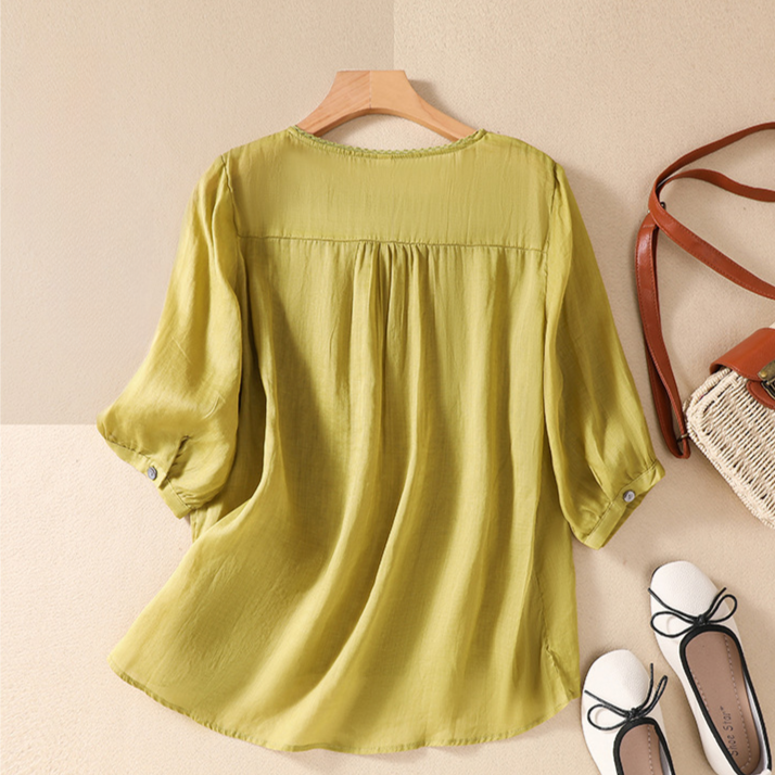 Classic women's elegant blouse, featuring beautiful lace details and short sleeves, suitable for summer fashion.