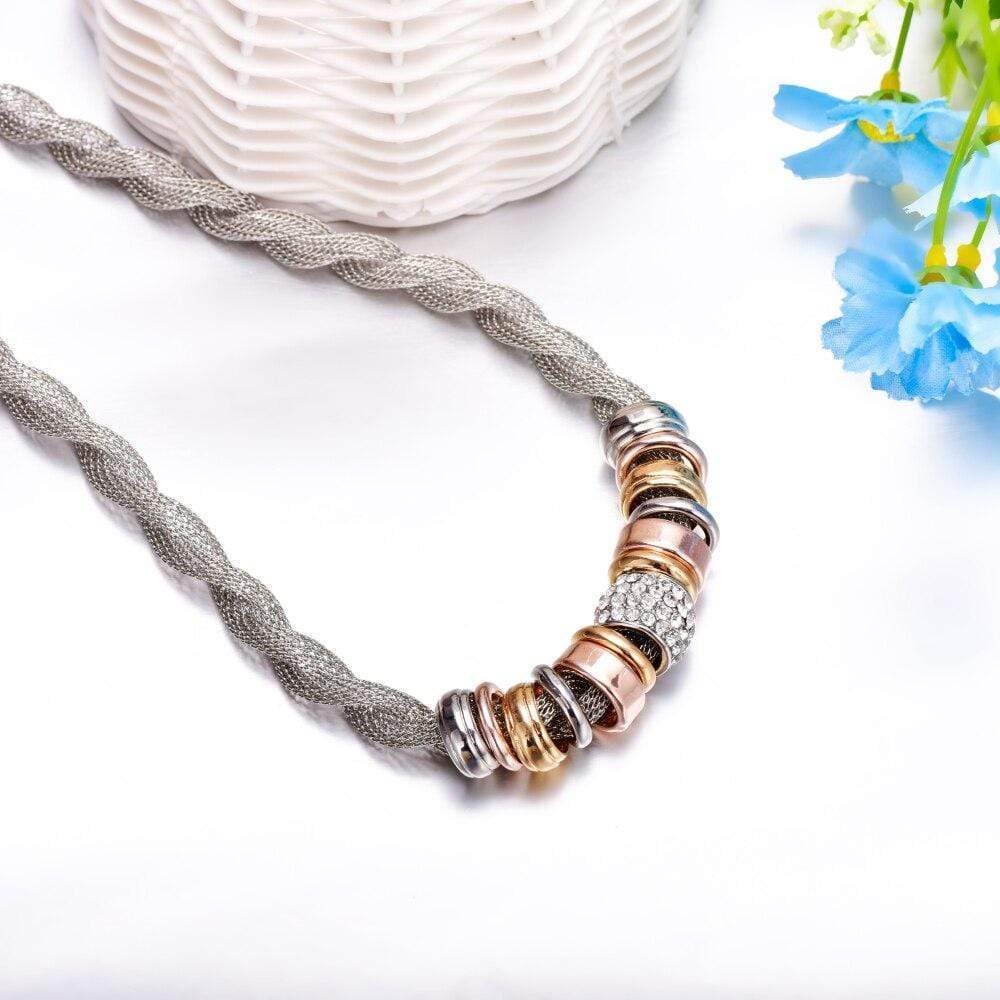 Stylish women's braided necklace, a versatile fashion accessory perfect for gifting.