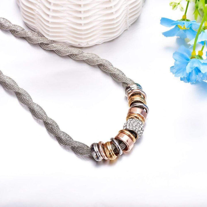 Stylish women's braided necklace, a versatile fashion accessory perfect for gifting.