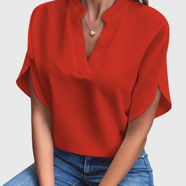 Elegant women's blouse with long sleeves, a chic and versatile top for various occasions.