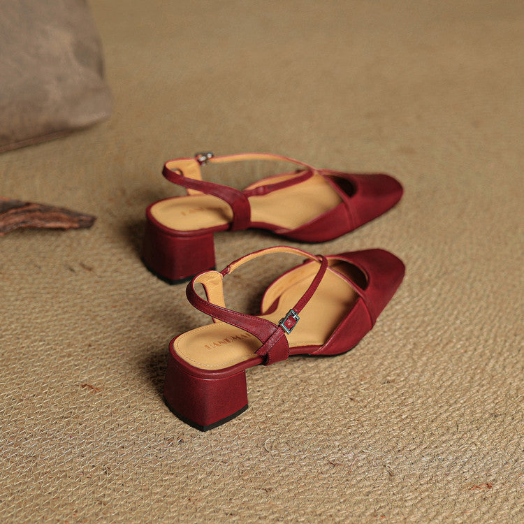 Formal dress shoes for women: black closed toe block heels, ideal for parties & professional settings.