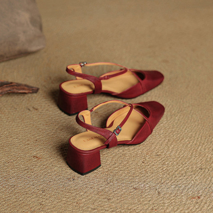 Formal dress shoes for women: black closed toe block heels, ideal for parties & professional settings.