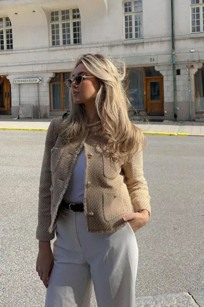 Tailored women's cropped blazer. Elegant button closure jacket, perfect for sophisticated professional wear.