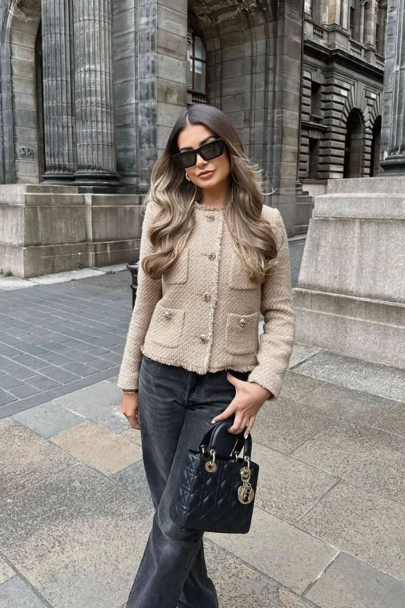Versatile women's elegant cropped blazer. Stylish tailored jacket with button closure for office and casual wear.