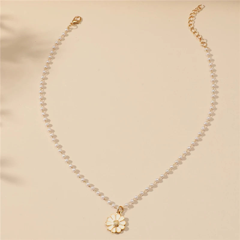 Graceful women's daisy and pearl pendant necklace, combining floral charm with classic elegance for daily wear.